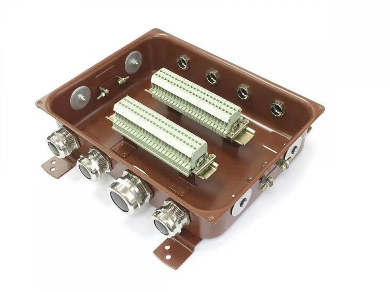 Коробка КС-30 УХЛ1.5 IP65 латун. ввод ГОФРОМАТИК zeta30351