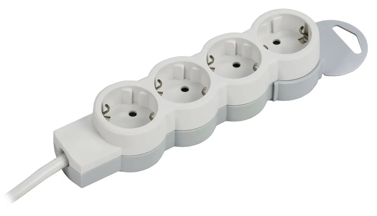 STANDARD Удлинитель У04 4 места 2P+PE 5м 3х1,5мм2 16А белый IEK 695008