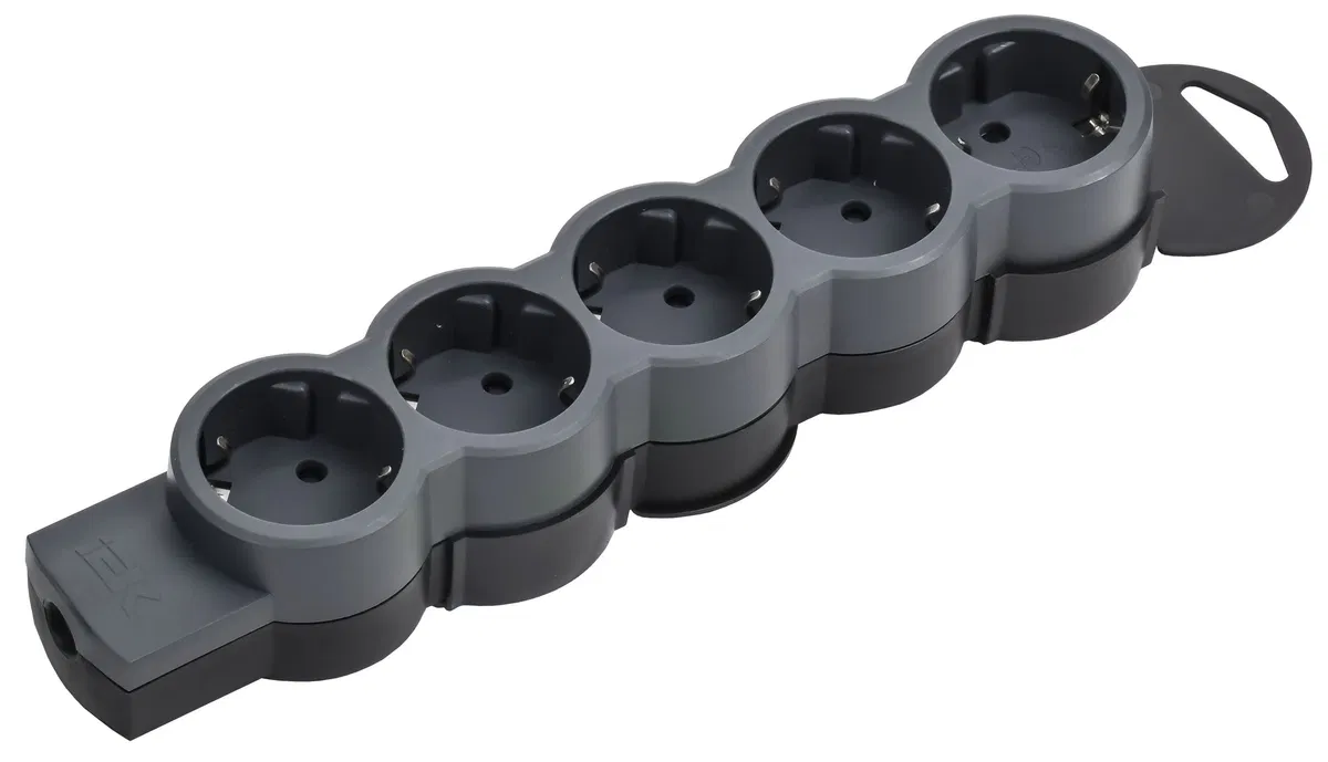 STANDARD Колодка для удлинителя с заземлением К05 5 мест черная IEK 695038