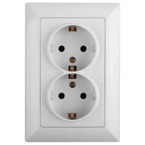 Розетка 2-м СП Solo 4-205-01 16А 250В IP20 2х2P+E Schuko с заземл. бел. Intro Б0053674