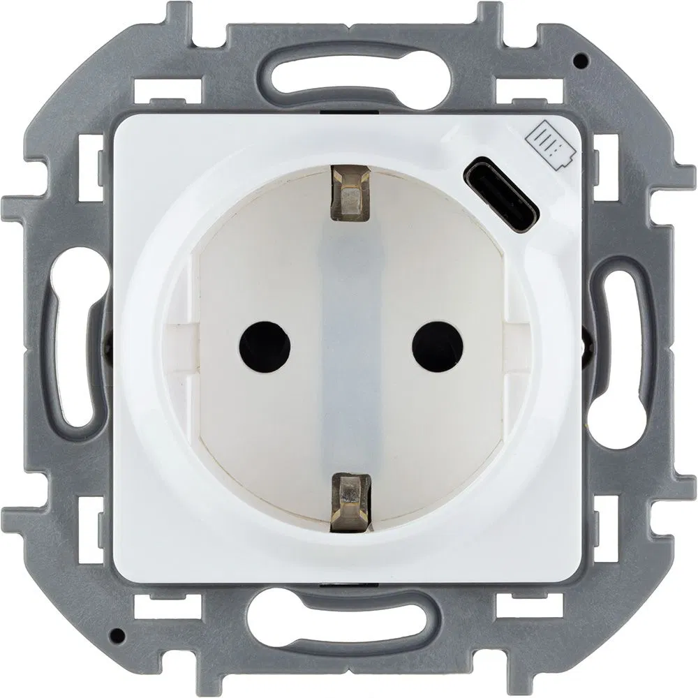 INSPIRIA Розетка 1-местная с заземлением с защитными шторками 16А с USB C 5В безвинтовое крепление белый 673770 Legrand