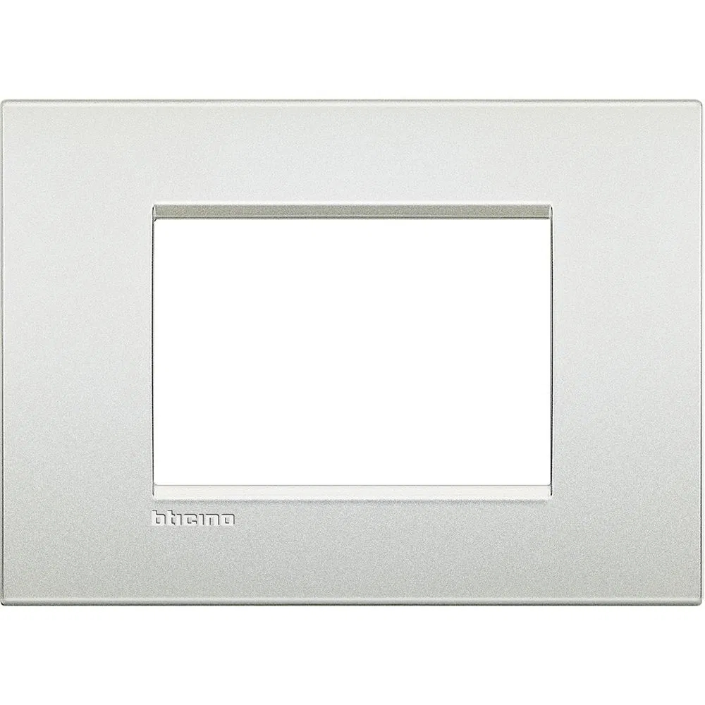 LivingLight Рамка AIR 3 модуля, цвет Белый жемчуг LNC4803PR Legrand